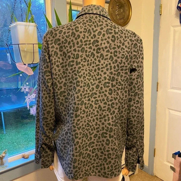 Lemon grass Chetah Print Full zip blouse Women Size L - Picture 2 of 6